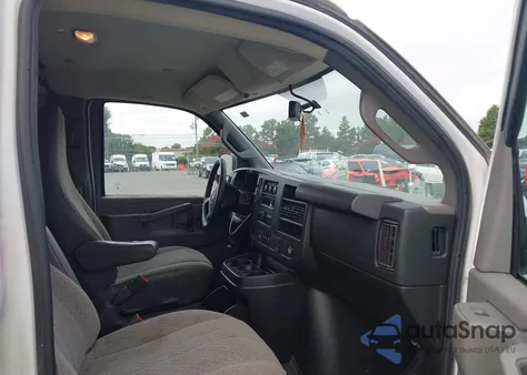 2018 Chevrolet Express 2500 Work Van z USA, uszkodzony, nr VIN 1GCWGAFP3J1336995